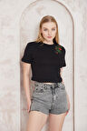 Amida Siyah Omuzu Çınar Yaprağı Nakışlı Basic Crop T-shirt- 2411
