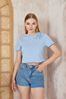 Amida Mavi Omuzu Papatya Nakışlı Basic Crop T-shirt- 2413