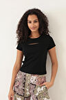 Amida Siyah Göğüs Detaylı Sıfır Yaka Basic T-shirt- 2415