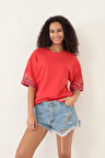 Amida Kırmızı Kolları Etnik Nakışlı Oversize Kısa Kollu Kadın T-shirt- 2406