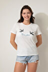 Beyaz Önü Kırlangıç Nakışlı Yazılı Bisiklet Yaka Kısa Kollu Kadın T-shirt- 2420
