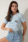 Mavi Önü Kırlangıç Nakışlı Yazılı Bisiklet Yaka Kısa Kollu Kadın T-shirt- 2420