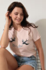 Açık Pembe Önü Kırlangıç Nakışlı Yazılı Bisiklet Yaka Kısa Kollu Kadın T-shirt- 2420