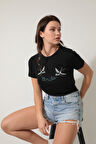 Siyah Önü Kırlangıç Nakışlı Yazılı Bisiklet Yaka Kısa Kollu Kadın T-shirt- 2420