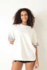 Amida Beyaz Kolları Etnik Nakışlı Oversize Kısa Kollu Kadın T-shirt- 2406