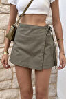 Önü Kapaklı Bağcık Detaylı Kadın Şort Etek