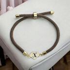 Farklı Tasarımlı Kalp Figürlü ve Kahverengi Örgülü 14 Ayar Altın Plakalı X Harfli Bileklik