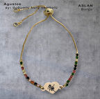 Güneşin en parlak halini temsil eden, Kalp Figürlü ve Renkli Taş Desenli 14 Ayar Altın Plakalı Ağustos Bilekliği