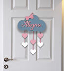 Meşgalem Gri Buluta Asılı Pembe ve Beyaz Kalpler Temalı Kişiye Özel Kapı Süsü