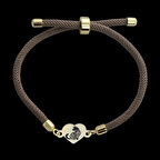 Gizemli ve bağımsız ruhun sembolü Kalp Figürlü ve Kahverengi Örgülü 14 Ayar Altın Plakalı Kedi Bilekliği