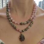 labradorit kolye, pembe kuvars kolye, kadın şık tasarım, doğal taş kolye, enerji kolye, hediye seçenekleri