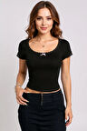 Kadın Siyah Göğsü ve Kolları Dantelli Fiyonklu Kısa Kol Crop Top Bluz - Şık, Rahat ve Kolay Kombinlenebilir