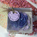 Parıltılı gül şeklinde mum 7cm genişlik 3 cm yükseklikte. Düğün, nişan ve özel günler için olup boş etikete isim yazabileceğiniz şekilde gönderilecektir.