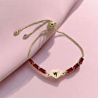  Masumiyet ve Büyüyü Yansıtan Kalp Motifli Kırmızı Taşlı 14 Ayar Altın Plakalı Peri Bilekliği