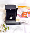 İyi Ki Varsın Ahşap Kutusunda Işıklı Kutuda Baget Taşlı 925 Ayar Gümüş Kadın Lotus Kolye