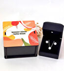 Anneler Günü Hediyesi Ahşap ve Işıklı Kutu İçerisinde 925 Ayar Gümüş Pırlanta Tek Taş Model Kadın Kolye ve Küpe Takı Seti