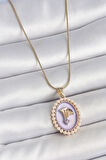 316L Çelik Gold Renk Zincir Mor Mineli İncili Zirkon Taşlı Çiçek İşlemeli Portre Model Kadın Kolye