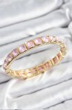 Pirinç Pembe Zirkon Taşlı Kare Model Gold Renk Lastikli Kadın Bileklik