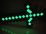 Minecraft Fosfor ışıklı elmas kılıç ve minecraft figür