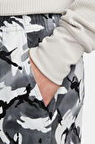 Nike Sportswear Club Woven Flow Camuoflage Oppression Erkek Dokuma Diz Üstü Kamuflaj Şort Beyaz-Gri