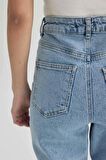 DeFacto Mary Vintage Straight Fit Yırtık Detaylı Yüksek Bel Paça Ucu Kesik Bilek Boy Jean Yıkamalı Pantolon C1317AX24SMNM85