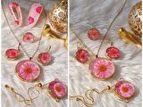 Ronik Pembe Papatya Altın Kaplama Çelik Kolye Küpe Bileklik Yüzük ve Saç tokası Takı Set, kurutulmuş çiçekler ve Epoksi Reçine ile tasarlanmıştır