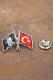 089 50005 Gümüş Atatürk ve Ay Yıldız Türk Bayrak Yaka Rozeti