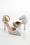 Kadın Fenny Gümüş Saten Kristal Taşlı 9 Cm Teş Detaylı İnce Topuklu Sivri Burunlu Arkası Acık Stiletto