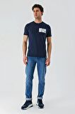 Koyu Lacivert Baskılı Bez Ayağı Bisiklet Yaka Cepli %100 Pamuk Slim Fit Dar Kesim Tişört 1011240180