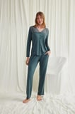 YakasıOmzu ve Paçası Dantelli Boydan Düğmeli Pijama Takımı