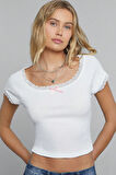 Kadın Beyaz Göğsü ve Kolları Dantelli Fiyonklu Kısa Kol Crop Top Bluz