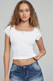 Kadın Beyaz Göğsü ve Kolları Dantelli Fiyonklu Kısa Kol Crop Top Bluz