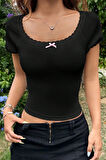Kadın Siyah Göğsü ve Kolları Dantelli Fiyonklu Kısa Kol Crop Top Bluz