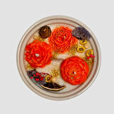 Uretti - Zekiye 1389 - El Yapımı Gül Desenli Ahşap Fitilli Kokulu Soya Mum 9cm - Beyaz