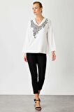 V YAKA TAŞLI EKRU KADIN BLUZ 30237-2Y4