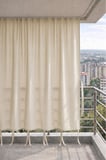 Bej balkon perdesi kornişli bağcıklı su geçirmez güneşlik dış mekan dayanıklı modern balkon brandası
