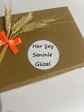 Herşey Seninle Güzel Siyah Yazılı Yuvarlak Yapışkanlı Etiket 3x3 cm 150 adet