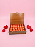 50 Adet Kalp Şeklinde Çikolatalı Kırmızı Ahşap Hediye Kutusu – Sevgi Dolu Tatlar