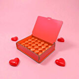 50 Adet Kalp Şeklinde Çikolatalı Kırmızı Ahşap Hediye Kutusu – Sevgi Dolu Tatlar
