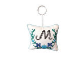 Uretti - Sibel 2453 5464 El Yapımı M Harfi Kanaviçe Anahtarlık