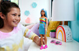 Barbie Büyeleyici Parti Bebekleri Fashionistas oyuncak No. 218, Uzun Mavi Saçlı, Gökkuşağı Üst ve Turkuaz Etek