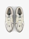 New Balance 1906R
Silver Metallic Sea Salt Unisex Sneaker 