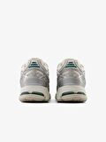 New Balance 1906R
Silver Metallic Sea Salt Unisex Sneaker 