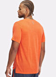 1386681-847 UA Launch Camo Shortsle Kırmızı Yuvarlak Yaka Fitted Erkek T-Shirt