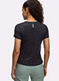 1386337-001 UA Launch Camo Shortsle Siyah Yuvarlak Yaka Fitted Kadın T-Shirt
