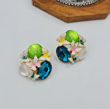 Çiçek ve Kelebek Detaylı Renkli Küpe – Gold Renk, Işıltılı Taşlı (2,6 x 2,5 cm)