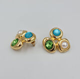 Renkli Taş Detaylı Küpe – Yeşil ve İnci Görünümlü Taşlı, Gold Renkli (2,9 x 3 cm)
