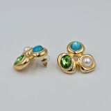 Renkli Taş Detaylı Küpe – Yeşil ve İnci Görünümlü Taşlı, Gold Renkli (2,9 x 3 cm)