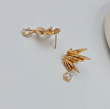 Işın Figürlü Sallantılı Küpe – Rose Xuping, Zirkon Taşlı, Kararmaz, Asimetrik Tasarım (2,9 x 2 cm)