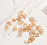 Doğal Yaprak Esintili Gold Takı Seti – Uzun Kolye & Sallantılı Küpe